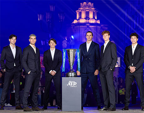 異例 6人で最終戦の記念撮影 (C)