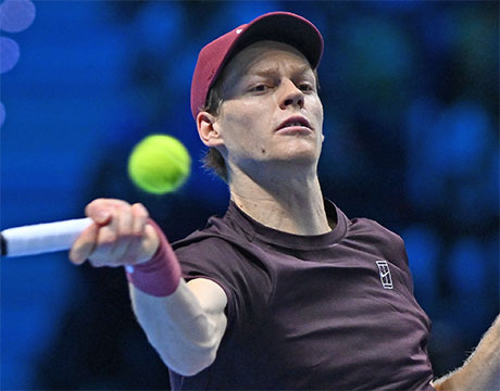 シナー 全勝で3年連続の最終戦4強 (C)