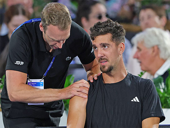 治療を受けるタナシ・コキナキス