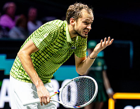 ボール不満「本当に丸い？」メド敗退