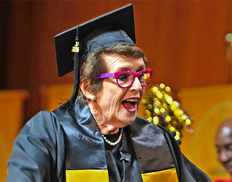 キング夫人 82歳で大学卒業